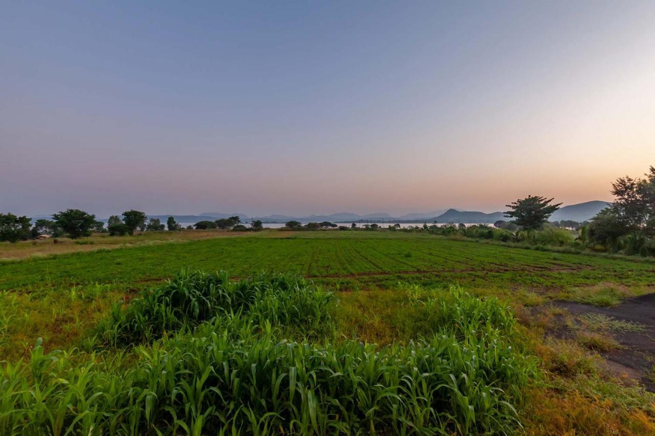 Stayvista'S Lake La Vie - Tranquil Lake-View Villa Amidst Farmland With Pool And Poolside Gazebo - Proximity To Sula Nashik Exterior photo